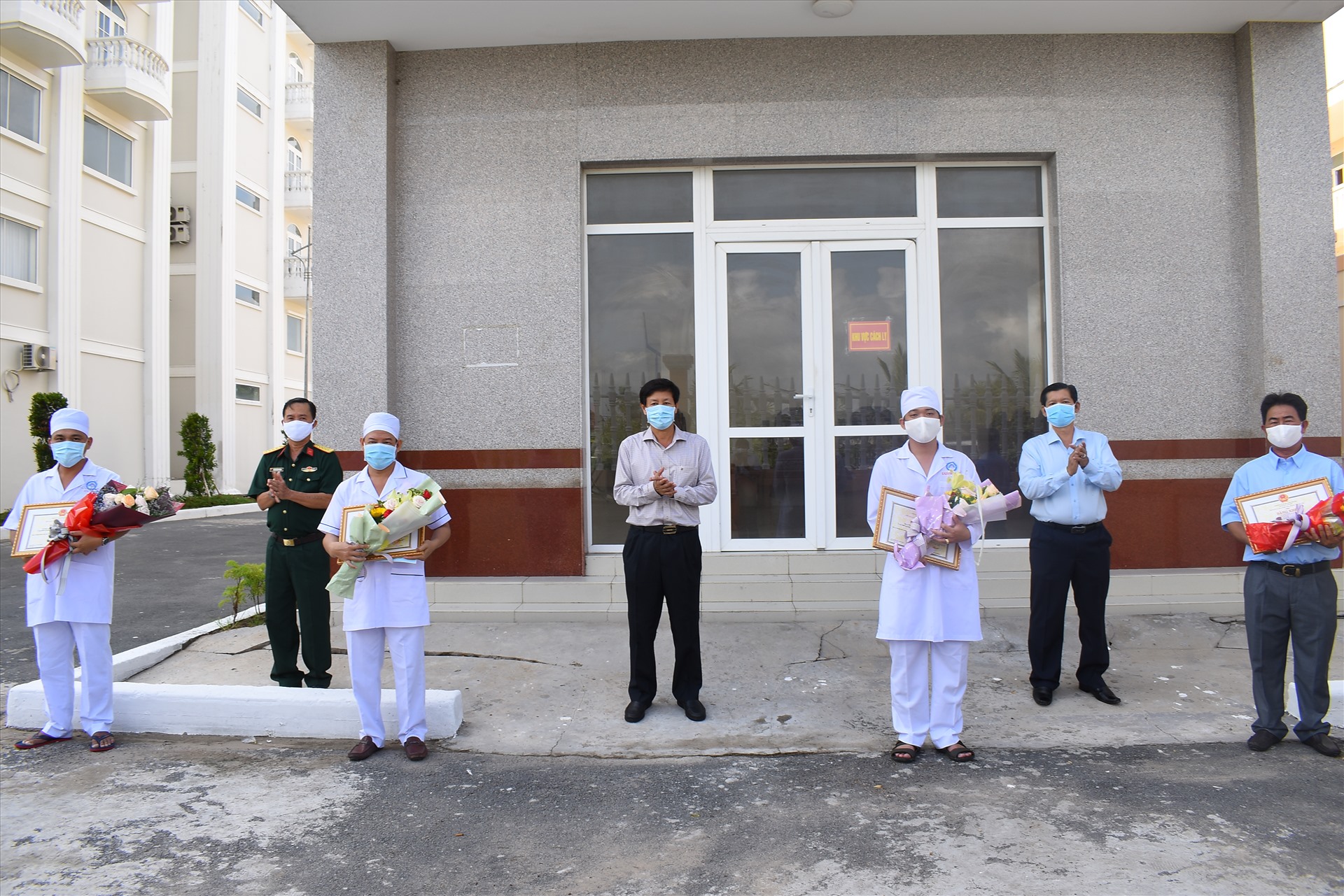 Lãnh đạo Ban Chỉ huy Quân sự TP.Cần Thơ và Lãnh đạo Sở Y tế TP.Cần Thơ chúc mừng các cá nhân có thành tích xuất sắc trong công tác phòng, chống dịch COVID-19 tại thành phố Cần Thơ. Ảnh: Thành Nhân Lãnh đạo Ban Chỉ huy Quân sự TP.Cần Thơ và Lãnh đạo Sở Y tế TP.Cần Thơ chúc mừng các cá nhân có thành tích xuất sắc trong công tác phòng, chống dịch COVID-19 tại thành phố Cần Thơ. Ảnh: Thành Nhân