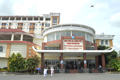 Thực hiện phun xịt khử khuẩn toàn khuôn viên Bệnh viện Lao và bệnh Phổi TP Cần Thơ bằng thiết bị bay không người lái. BS.CKII Trần Mạnh Hồng, Giám đốc Bệnh viện Lao và Bệnh phổi T Thực hiện phun xịt khử khuẩn toàn khuôn viên Bệnh viện Lao và bệnh Phổi TP Cần Thơ bằng thiết bị bay không người lái. BS.CKII Trần Mạnh Hồng, Giám đốc Bệnh viện Lao và Bệnh phổi T
